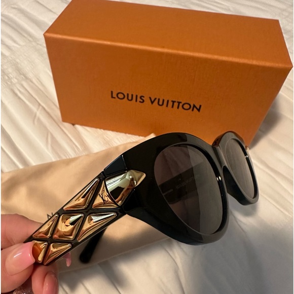 Brand new LV woman sunglasses. Comes with original packaging and case. - Picture 2 of 3